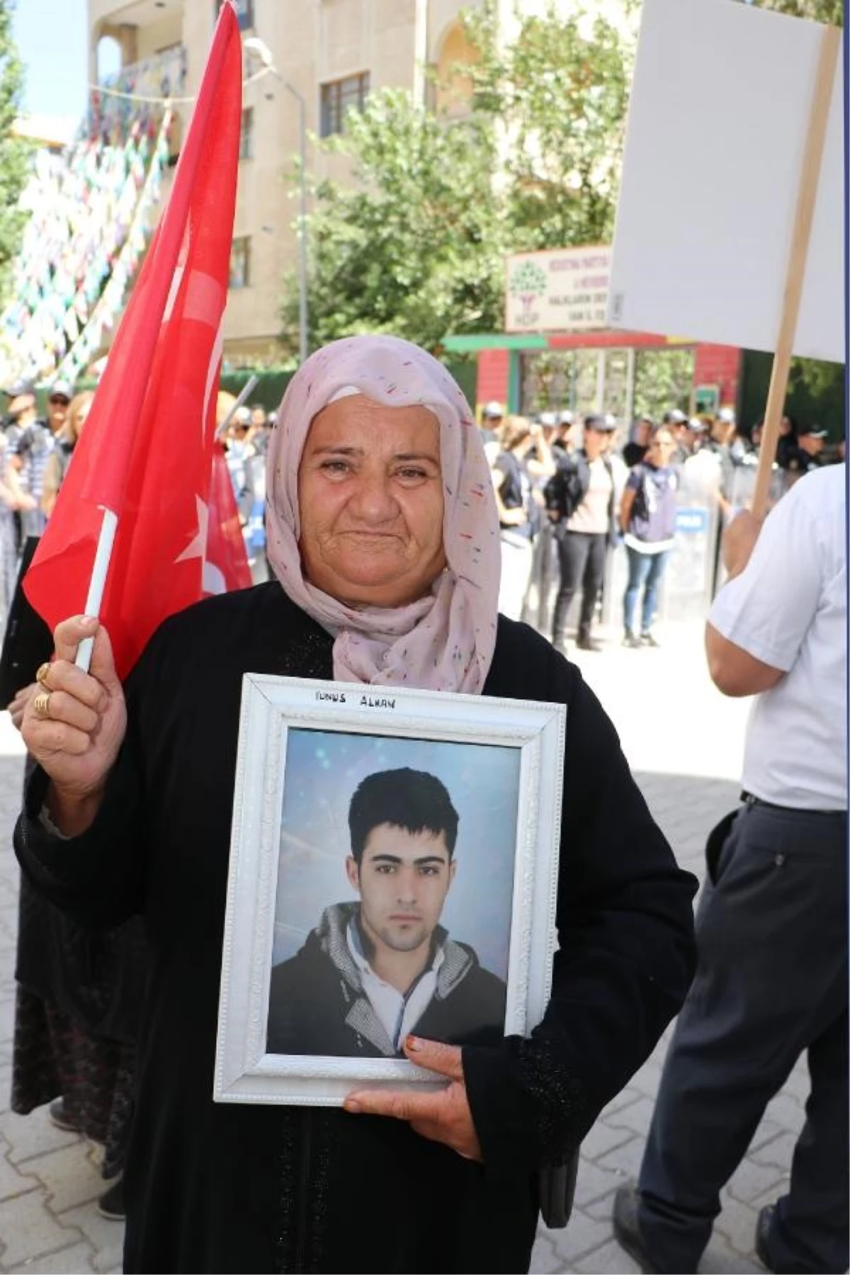 Van’da evlat eylemine katılan anne: Gözlerim yolda, oğlumu istiyorum