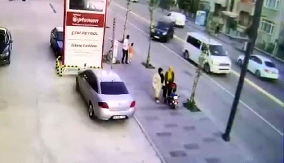 Van’da araç kaldırımda yürüyen kadınlara çarptı