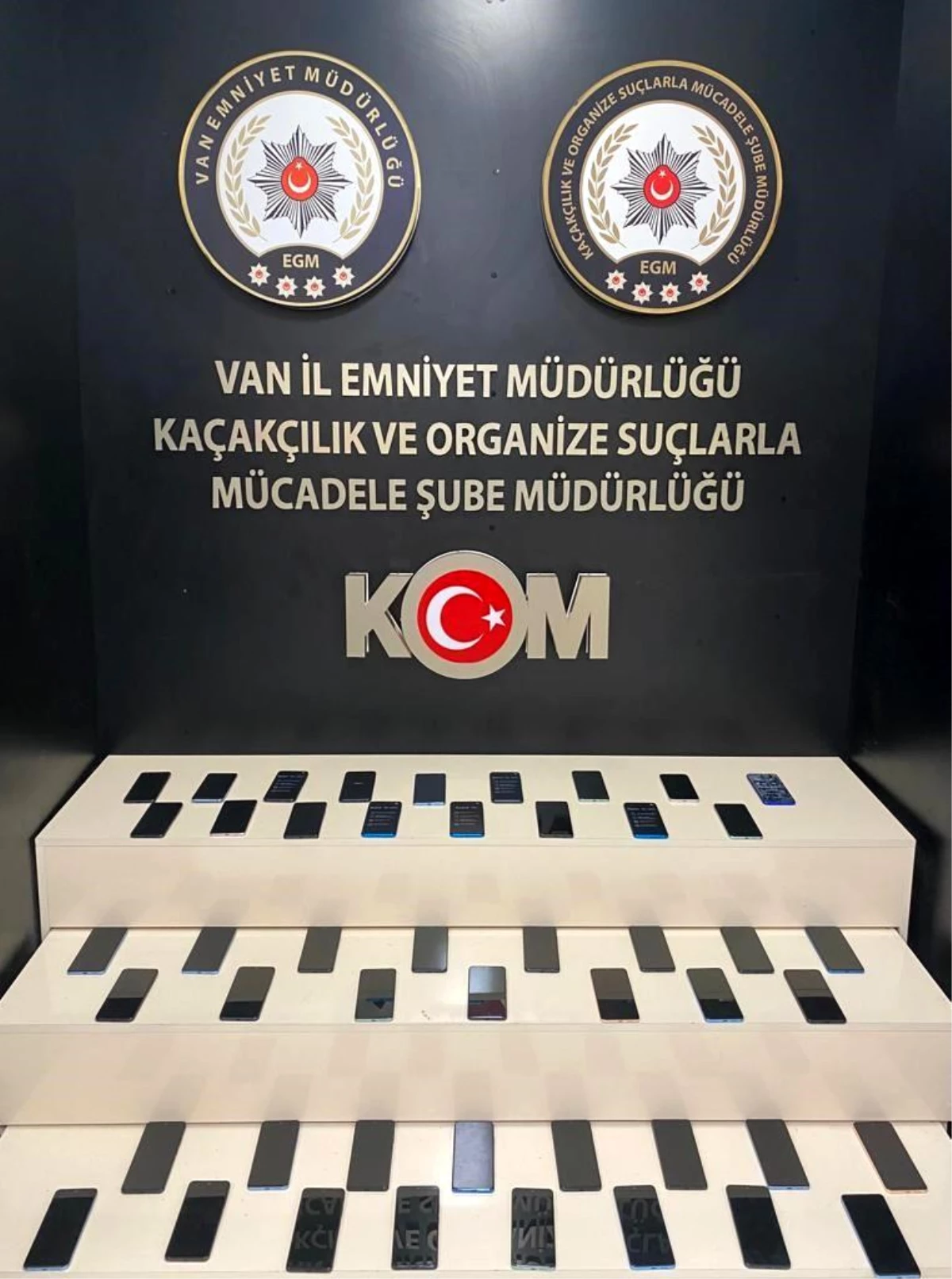 Van’da Kaçak Sigara ve Telefon Ele Geçirildi