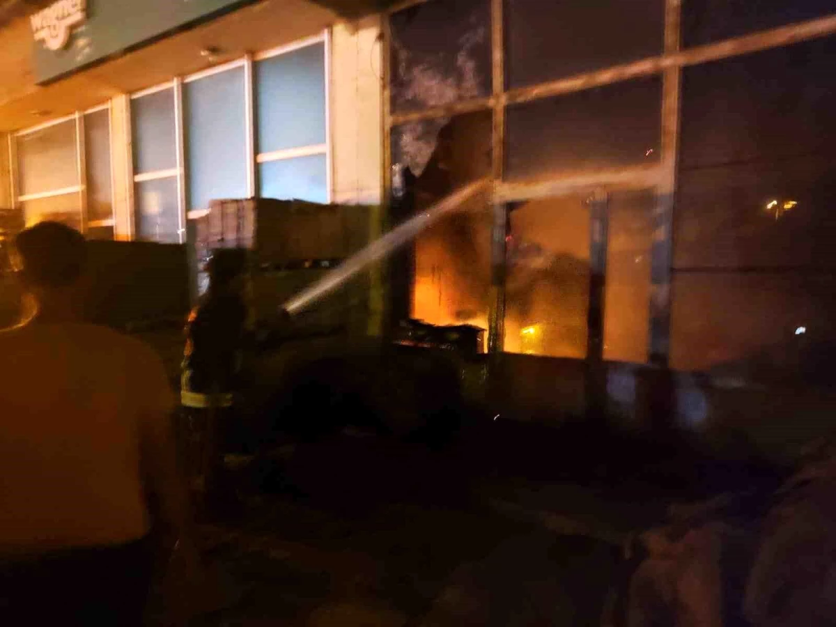 Van’ın Özalp ilçesinde çıkan yangında bir iş yeri büyük hasar aldı