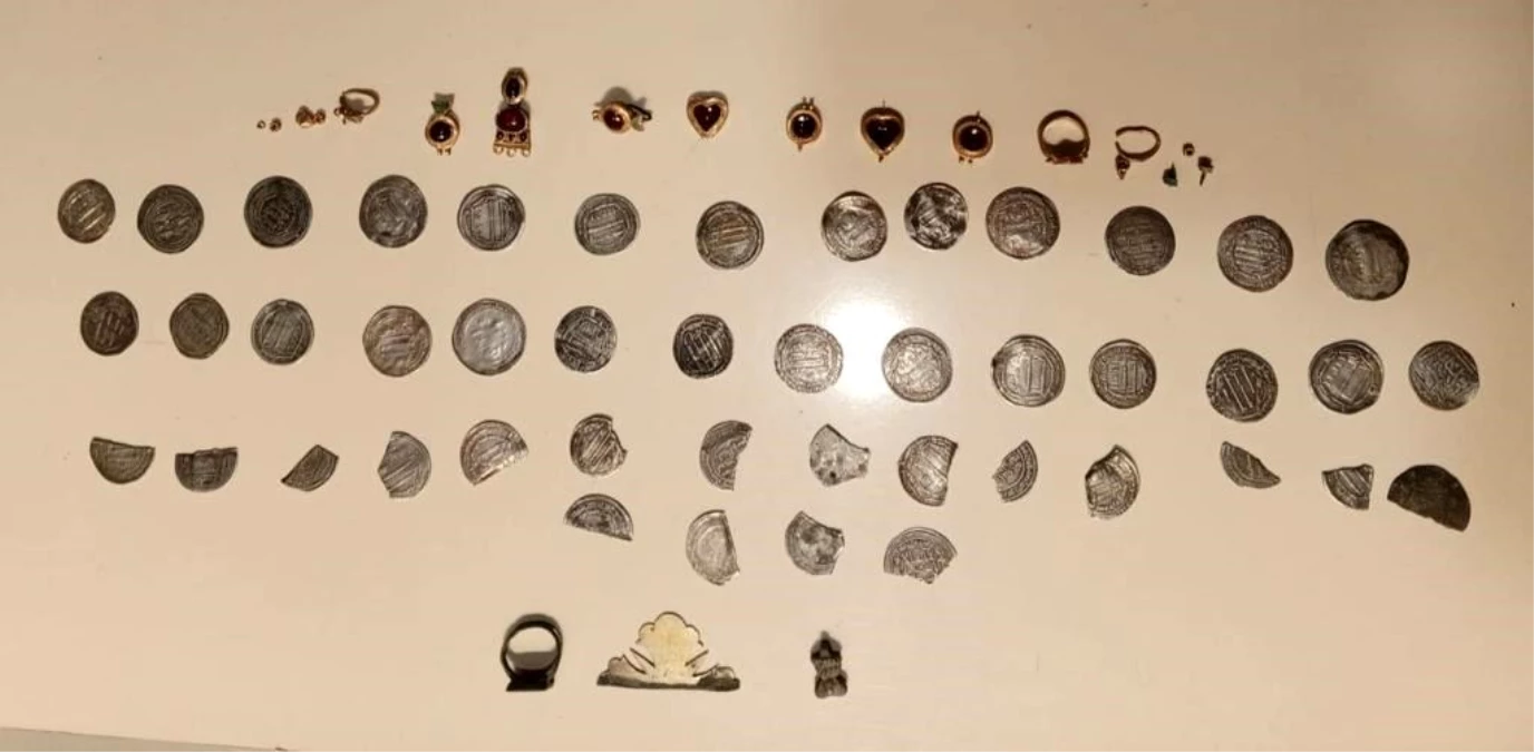 Van’da Tarihi Eser ve Gümrük Kaçağı Malzemeler Ele Geçirildi