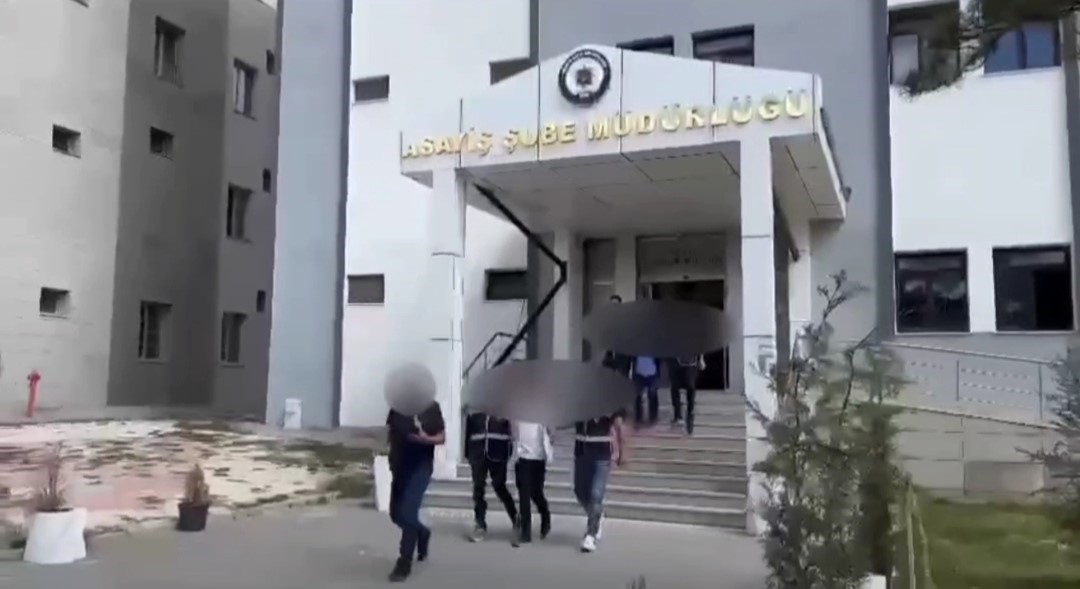 Van’da 61 yıl 2 ay kesinleşmiş hapis cezası bulunan 3 şahıs yakalandı