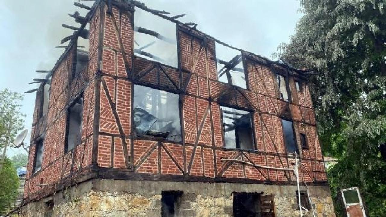 Yangında 2’nci kattan atlayan anne ve kızı yaralandı