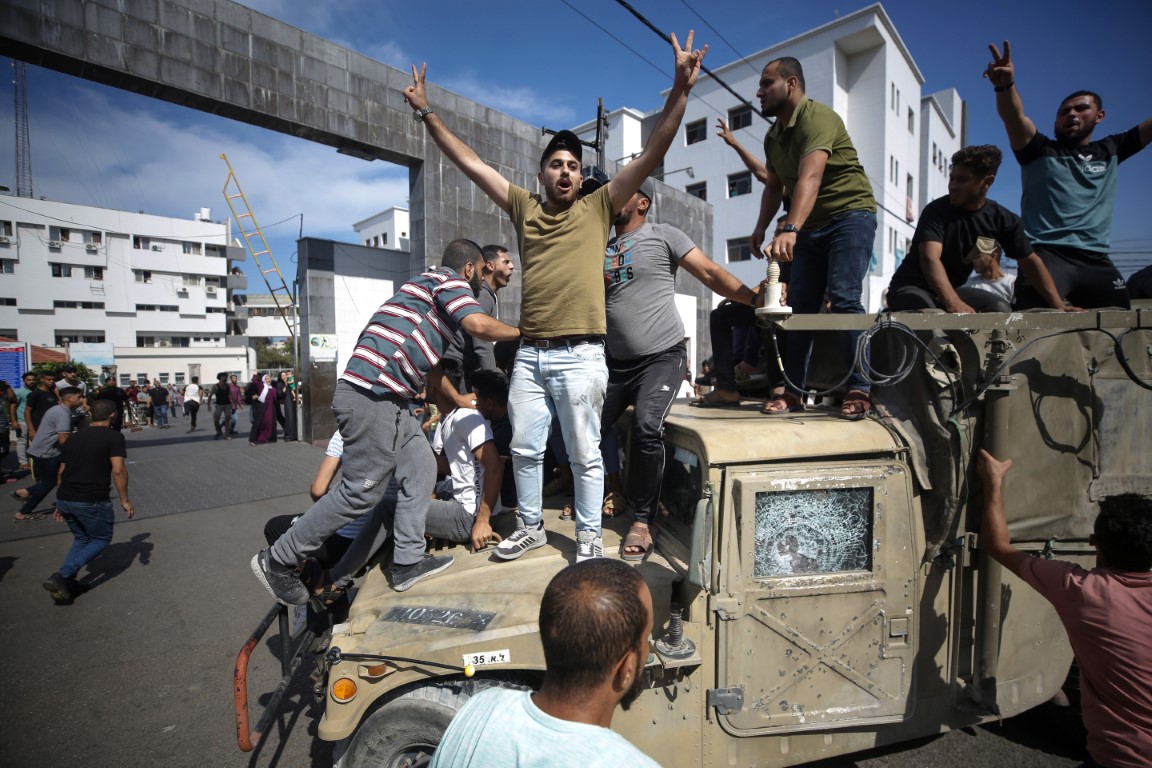 El Kassam Tugayları, İsrail askerlerini esir alıp tankları ele geçirdi