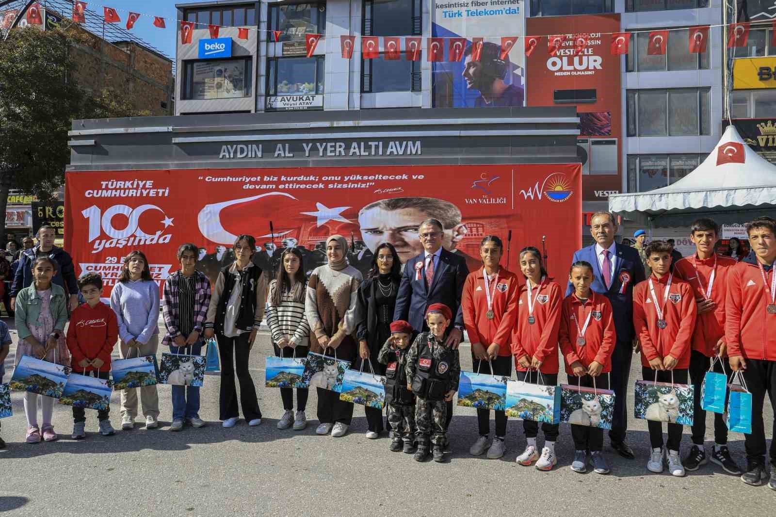 Van’da 100. yıl coşkusu
