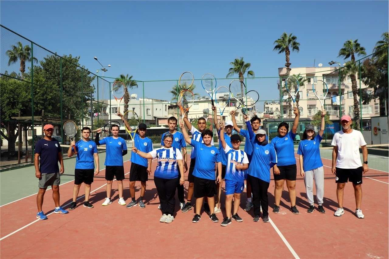 Akdenizli çocuklara ücretsiz tenis kursu