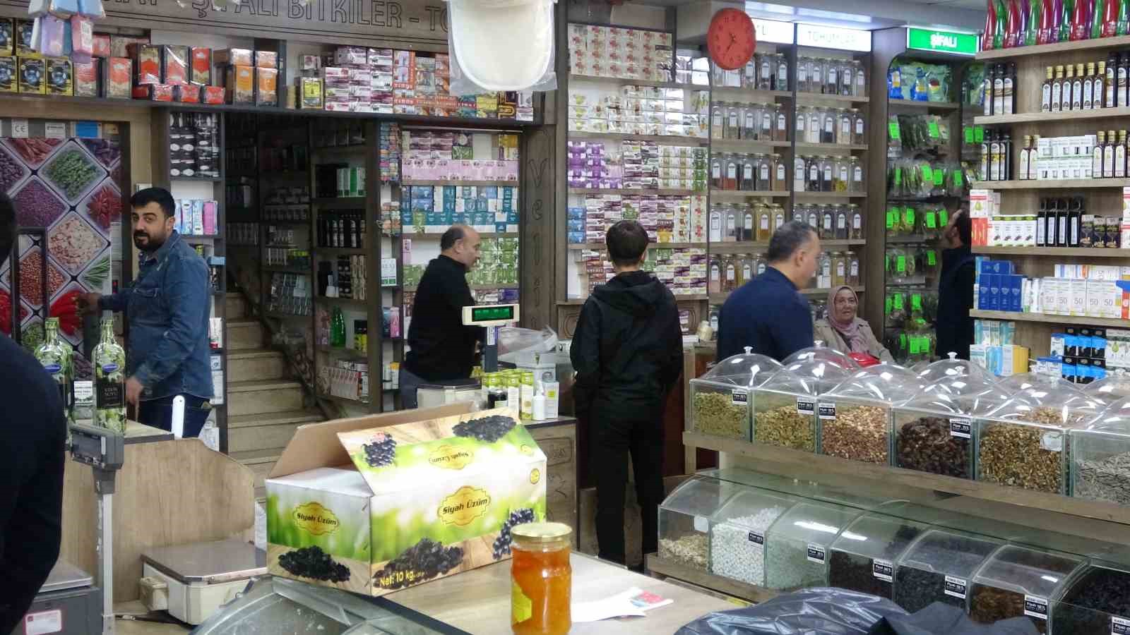 Van’da soğuk hava aktarlardaki yoğunluğu artırdı