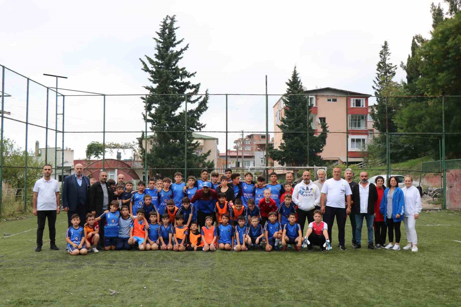 Yamalı sahada maç yapan gençlerin ’yeni saha’ talebi