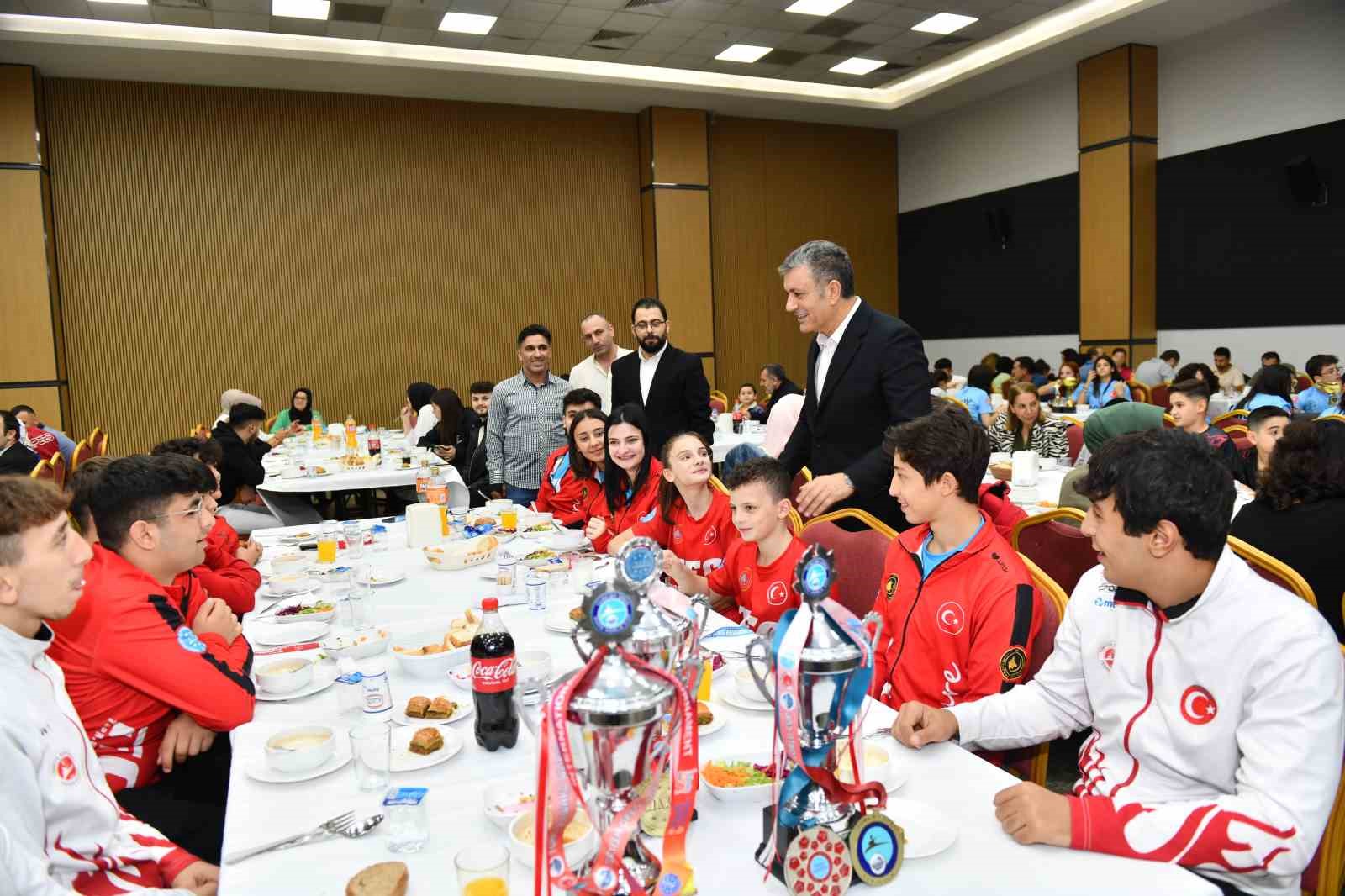 Esenyurt’ta ulusal ve uluslararası müsabakalarda dereceye giren sporculara ödülleri verildi