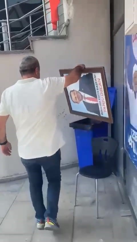 Tanju Özcan’ın parti binasındaki fotoğrafı çöpe atıldı