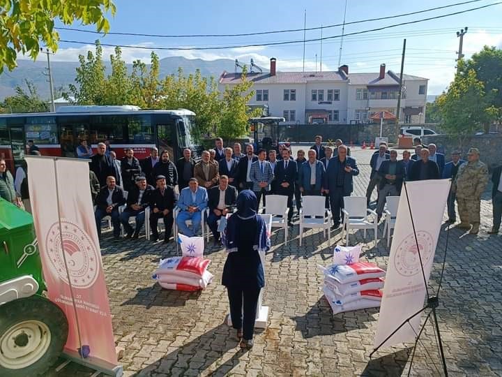 Güroymak’ta çiftçilere 60 ton ekmeklik buğday tohumu dağıtıldı