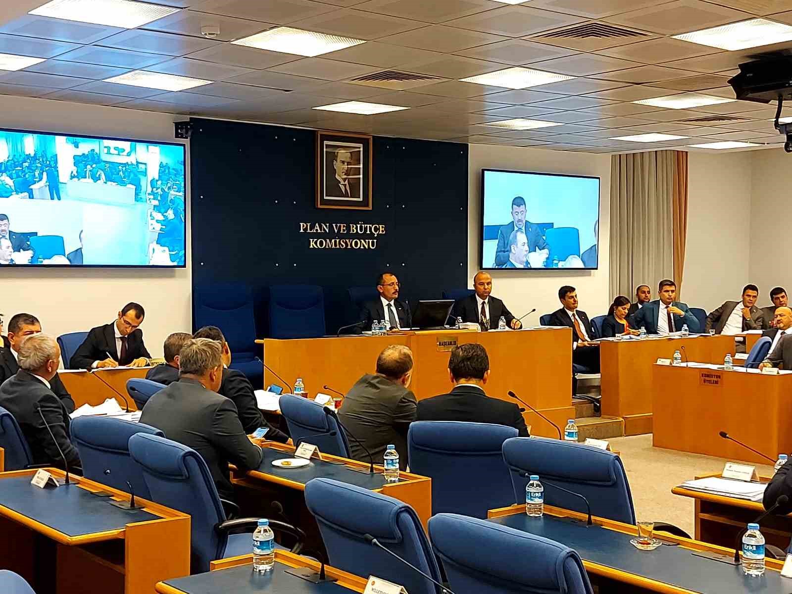 TBMM Plan ve Bütçe Komisyonu’nda ’Emeklilere Bir Defaya Mahsus 5 bin lira Ödeme Düzenlemesi’ önergesi görüşülerek, torba yasaya eklenmesine karar verildi.