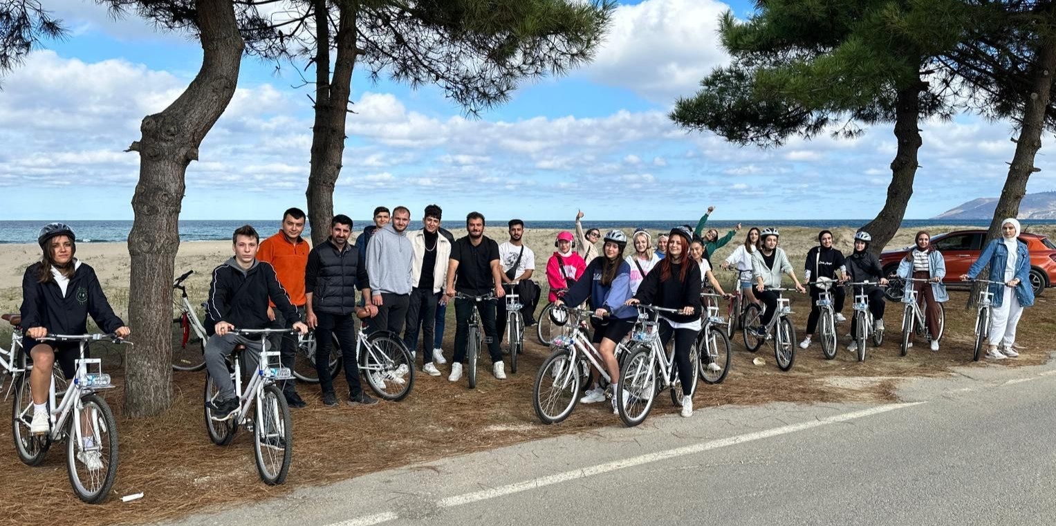 Üniversiteli gençlerden bisiklet turu