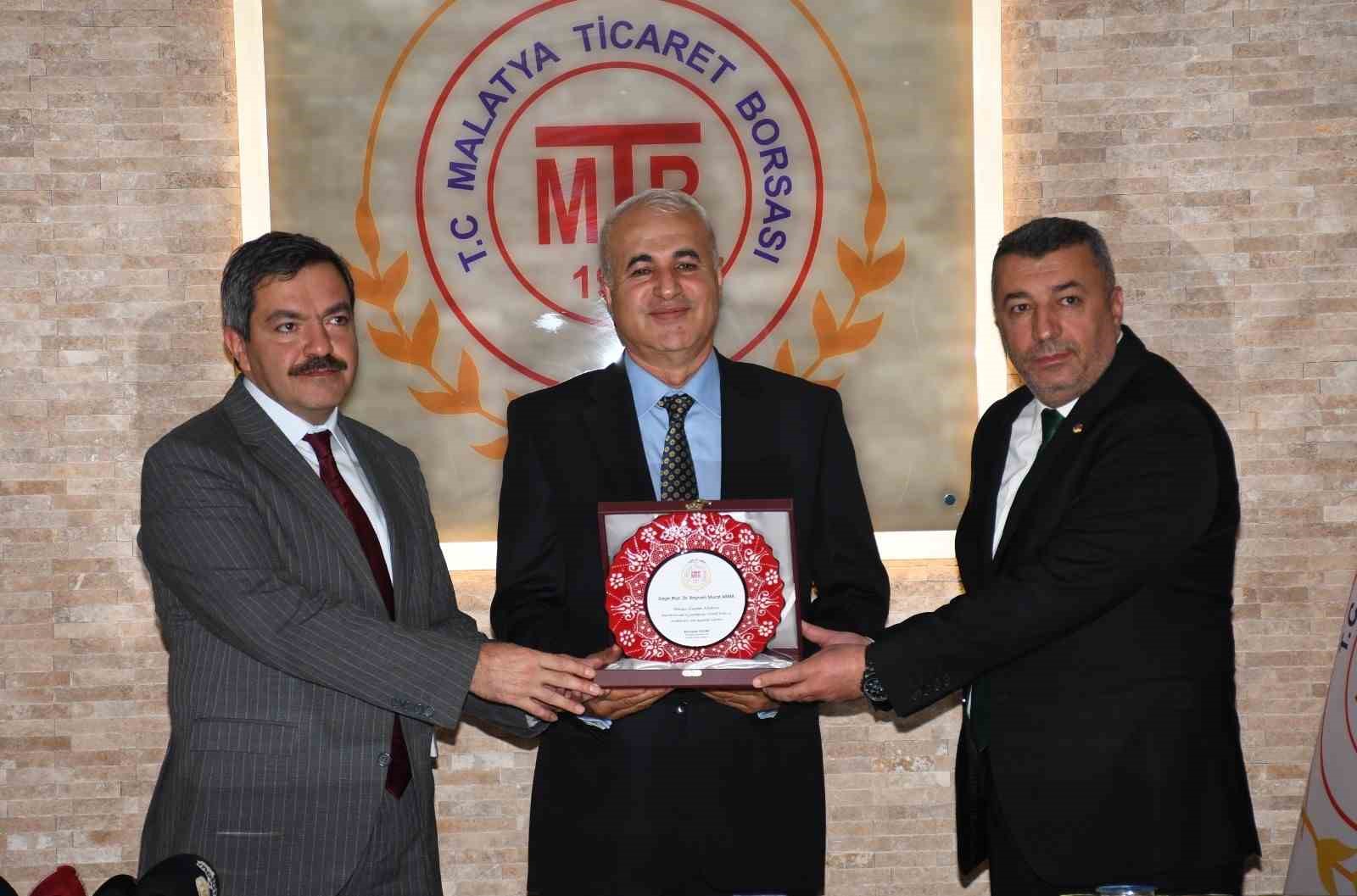 Ödül alan ‘Malatya Kayısısı’ kitabında emeği geçenlere plaket