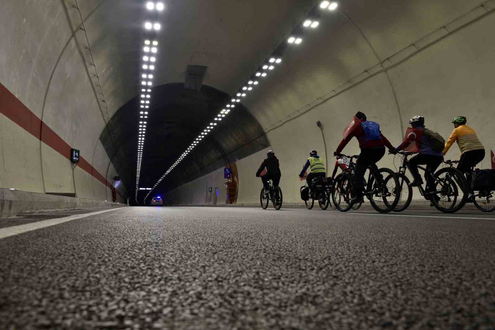 Gümüşhane’de 29 bisikletçi Cumhuriyetin 100. yılında Zigana Tüneli’ni bisikletle geçti