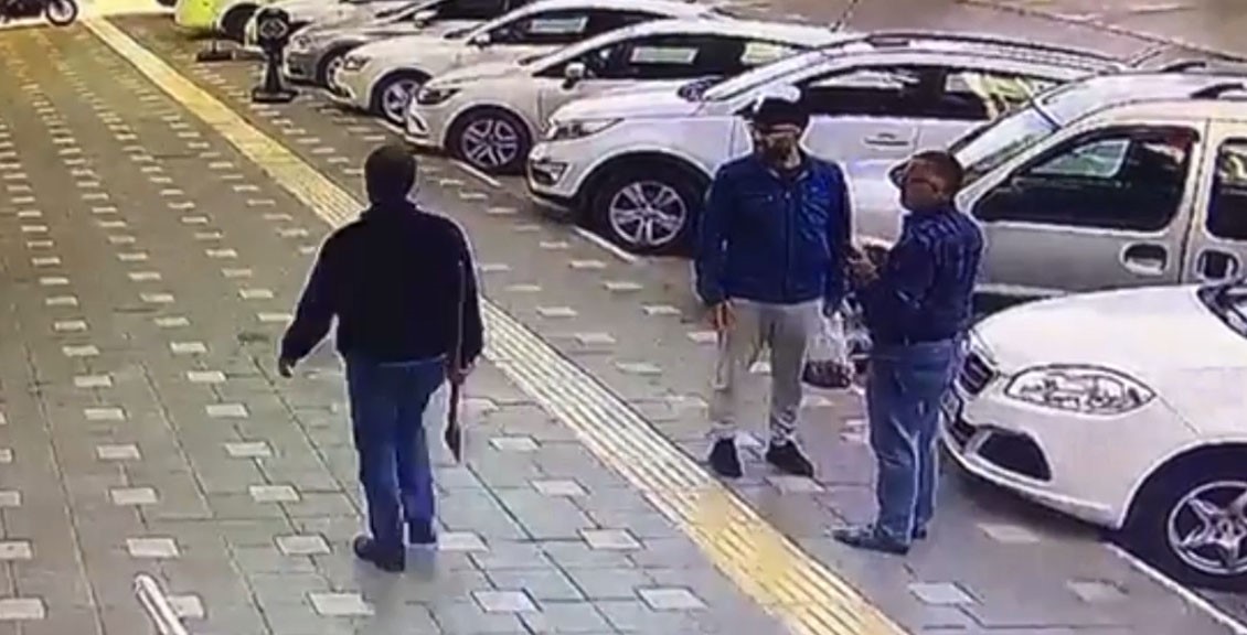 Baltayla park halindeki araçlara saldırdı