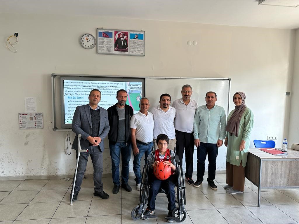 Batman’da basket atmaya çalışan engelli Ömer’e anlamlı ziyaret