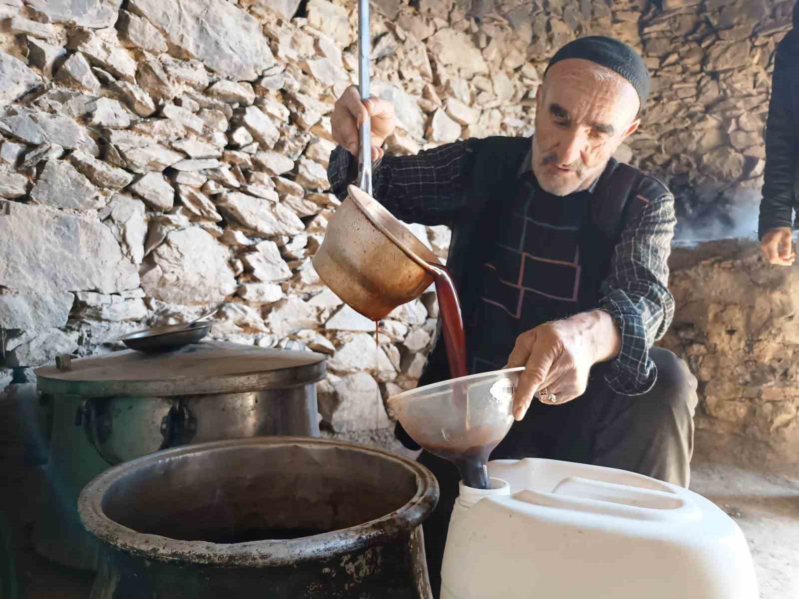 Hizan’da üzüm pekmezinin üretimi devam ediyor