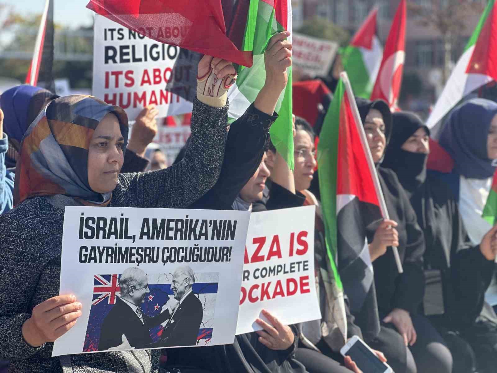 Elazığlı kadınlardan Filistin’e destek için ’sessiz’ oturma eylemi