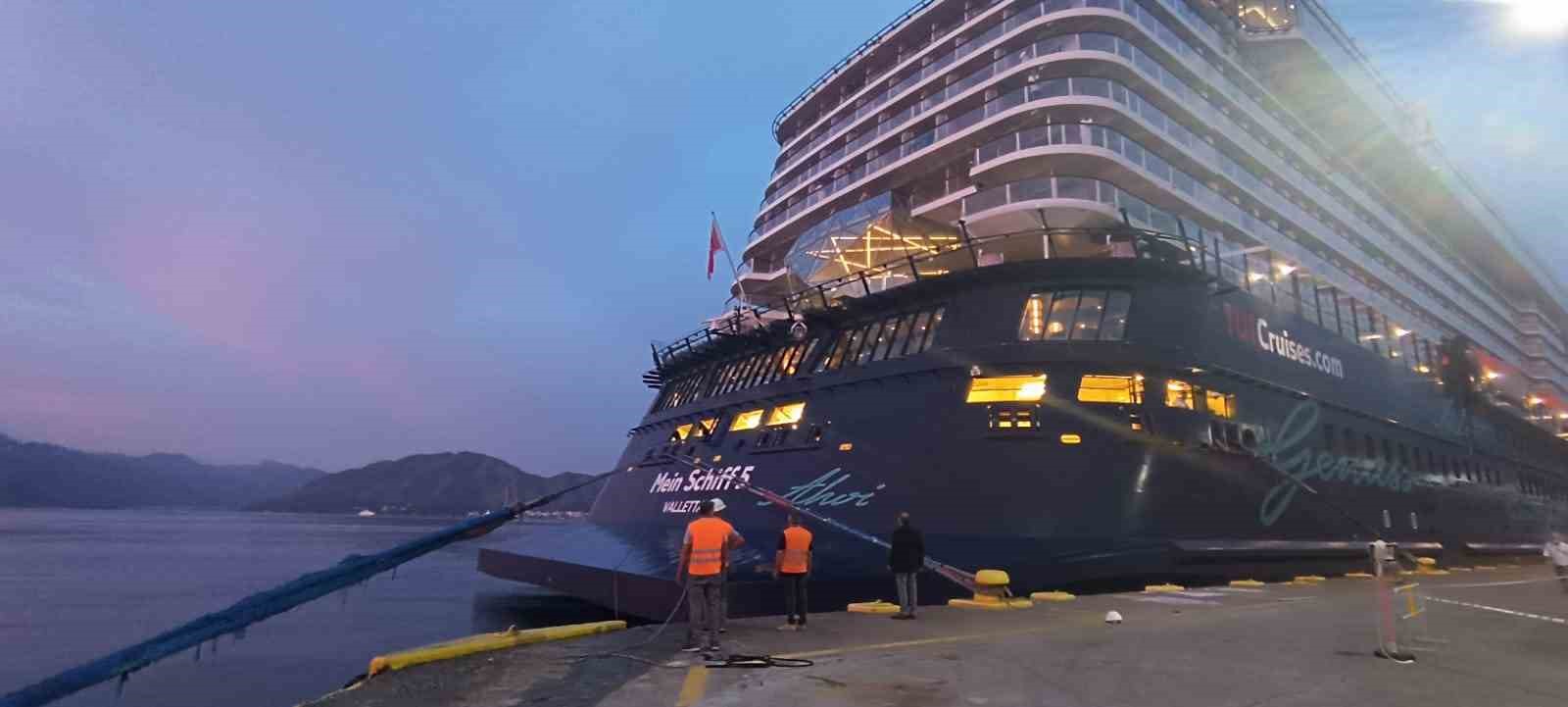 Dev yolcu gemisi 2 bin 646 yolcusu ile Marmaris’e geldi