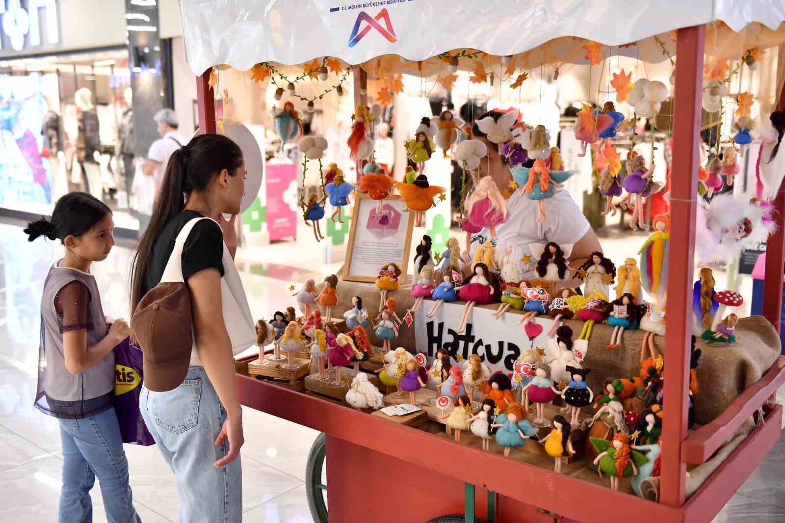 Üretici kadın stantları bu kez ’Cumhuriyetin ışığı üretici kadınlarımızın üzerinde’ sloganıyla kuruldu