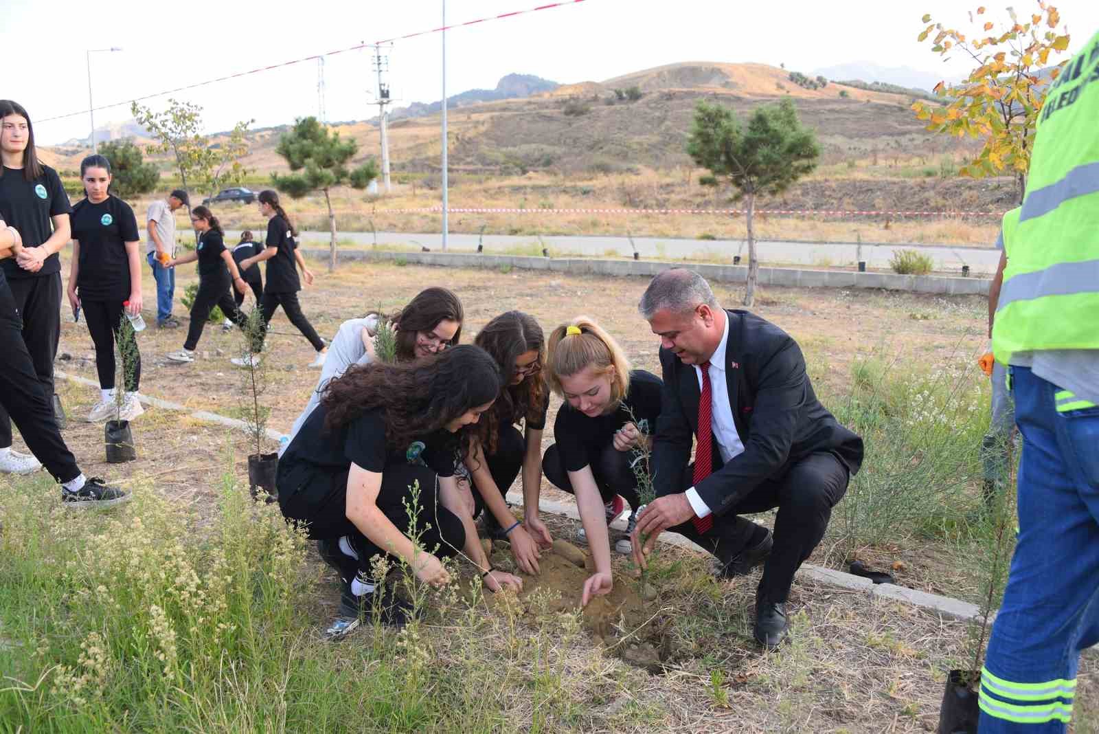 Salihli’de 100. yıl için 1923 fidan