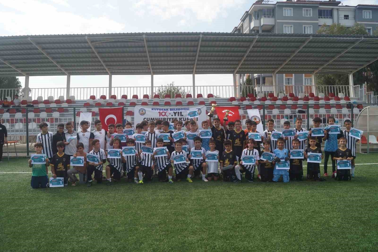 Kuyucak’ta Cumhuriyet Kupası Futbol Turnuvası düzenlendi