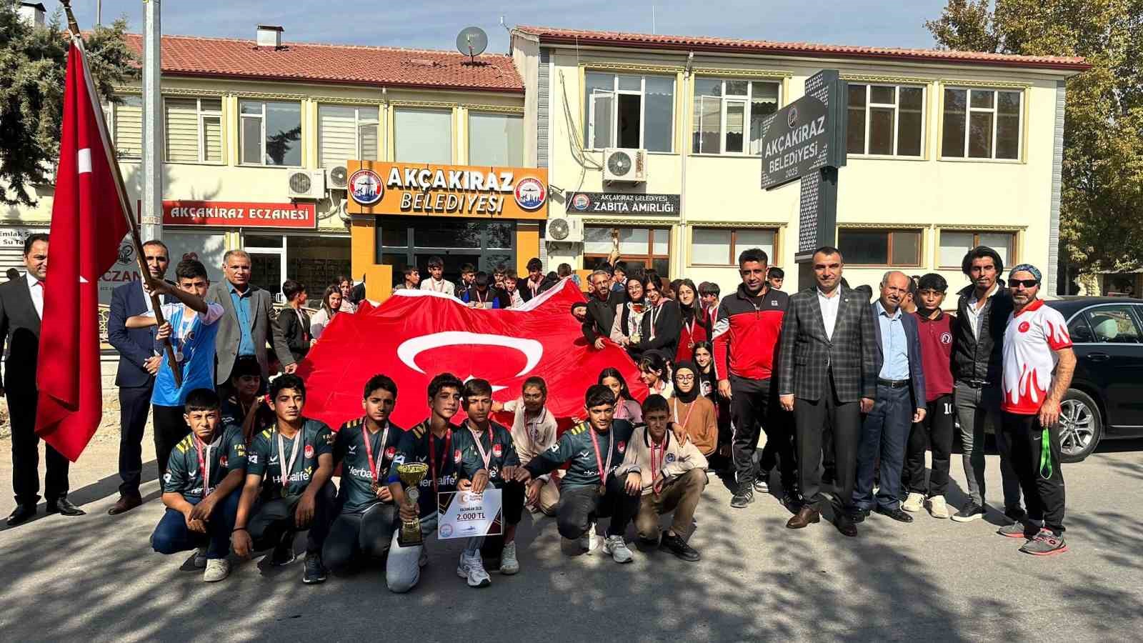 Elazığ’da ’100. yılında Cumhuriyet’ yarışmasında dereceye giren öğrencileri ödüllendirdi
