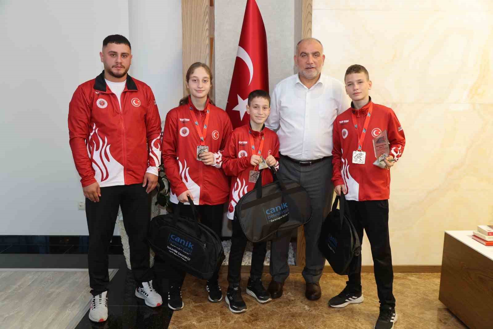 Başkan Sandıkçı’dan dünya şampiyonuna altın