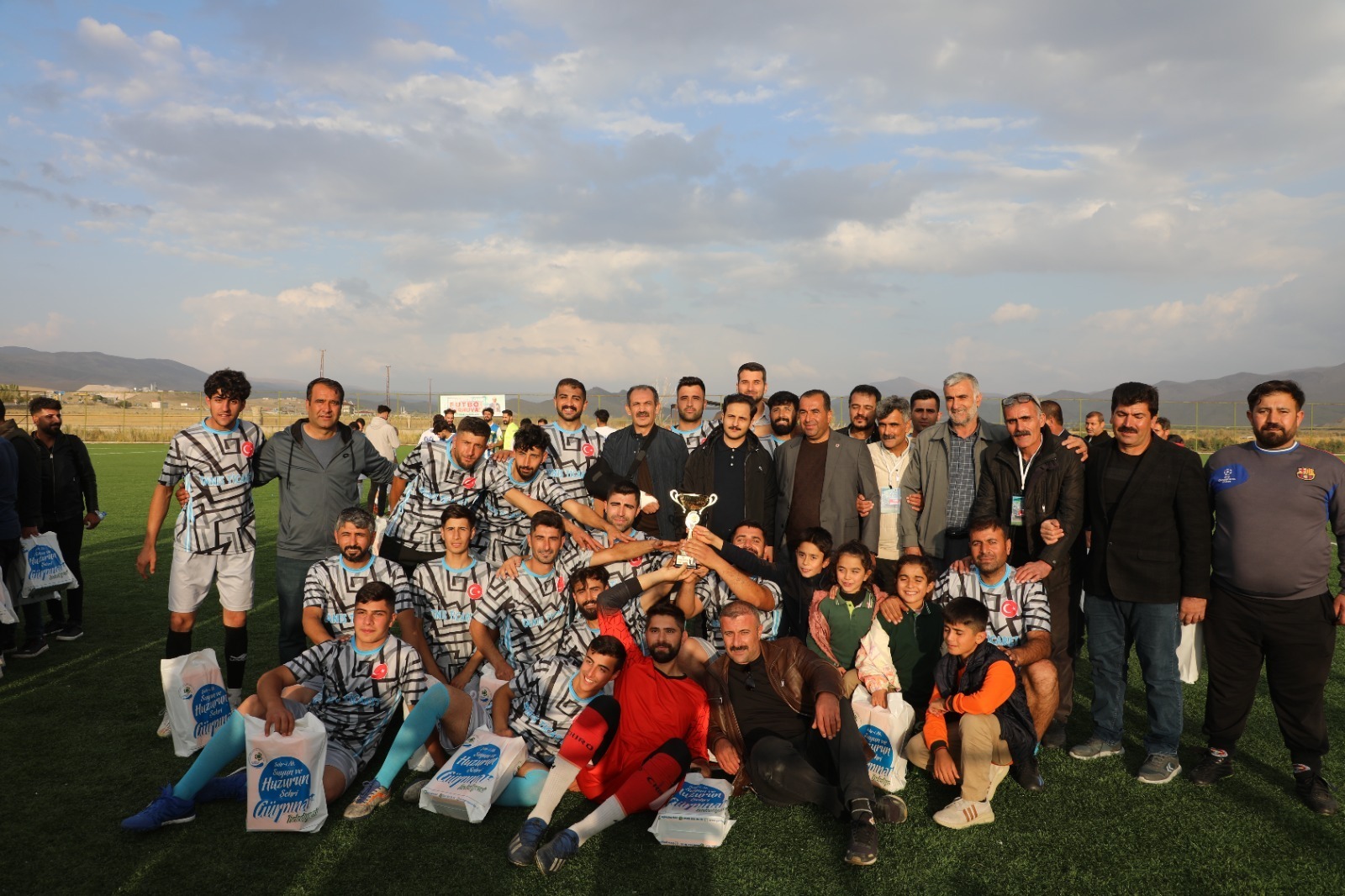 Mahalleler Arası Futbol Turnuvasının Şampiyonu Değirmendüzü Spor