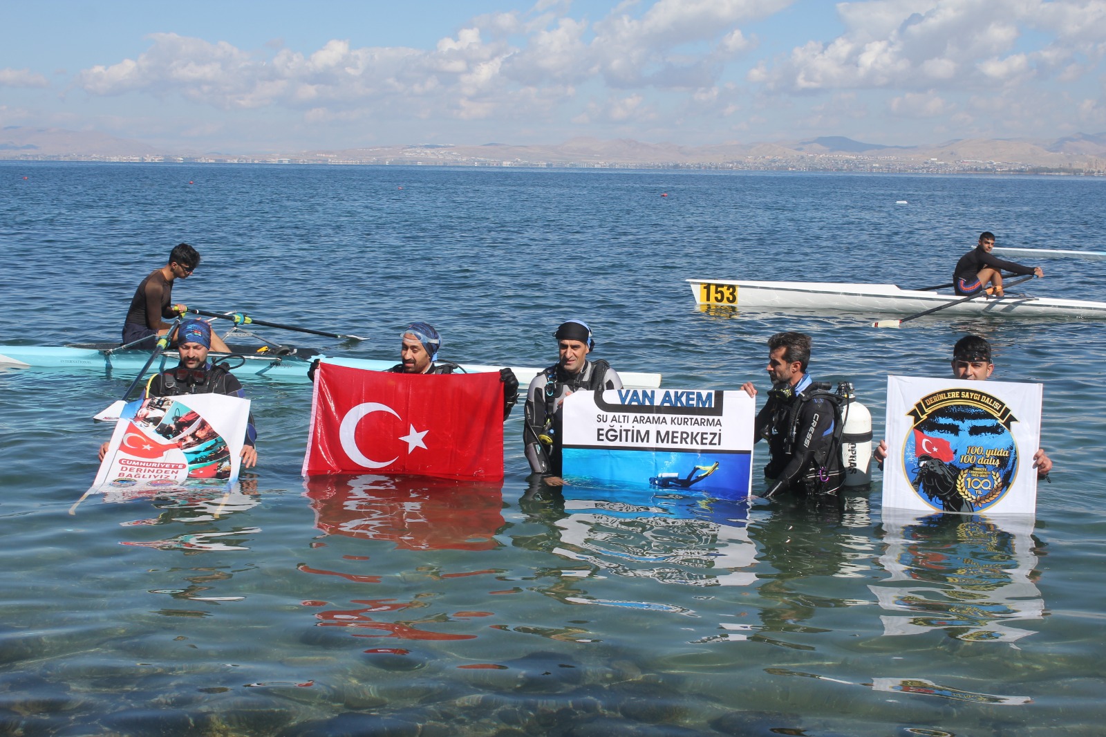Van Gölü’ne Cumhuriyetin 100’üncü yılına özel dalış
