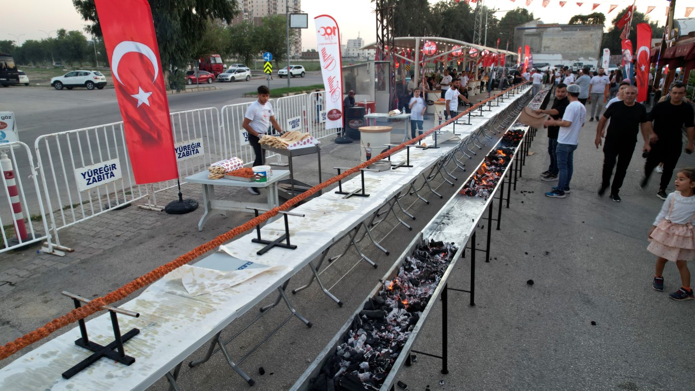 Cumhuriyet’in 100. yılını 100 metrelik boru kebapla kutladı