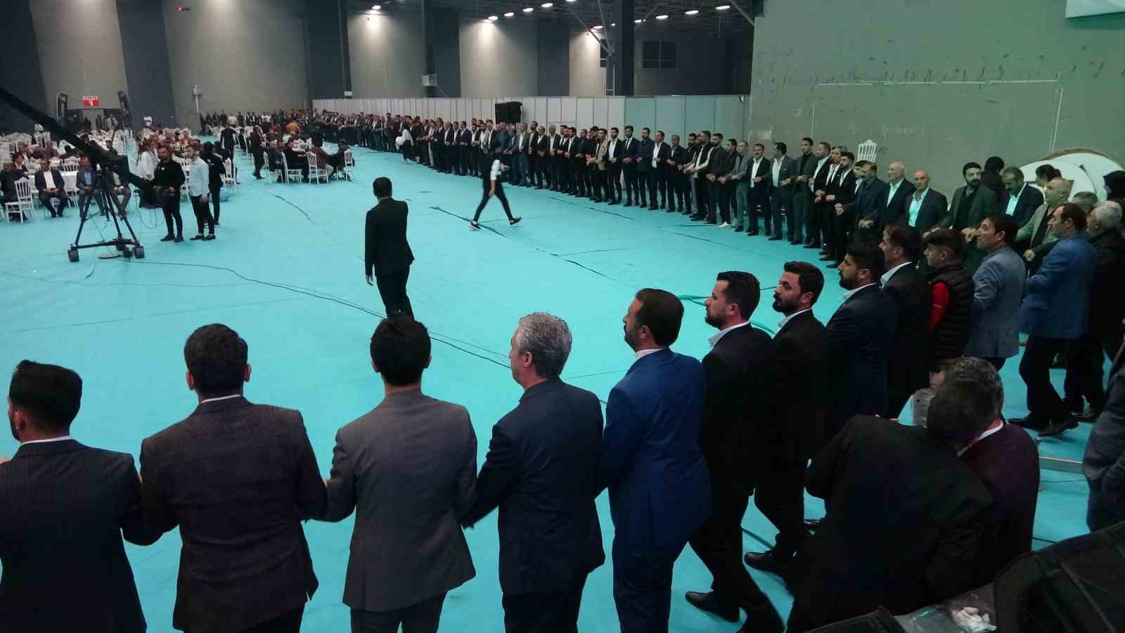 10 bin kişinin katıldığı düğünde damada 10 milyon TL, geline ise kilolarca altın takıldı