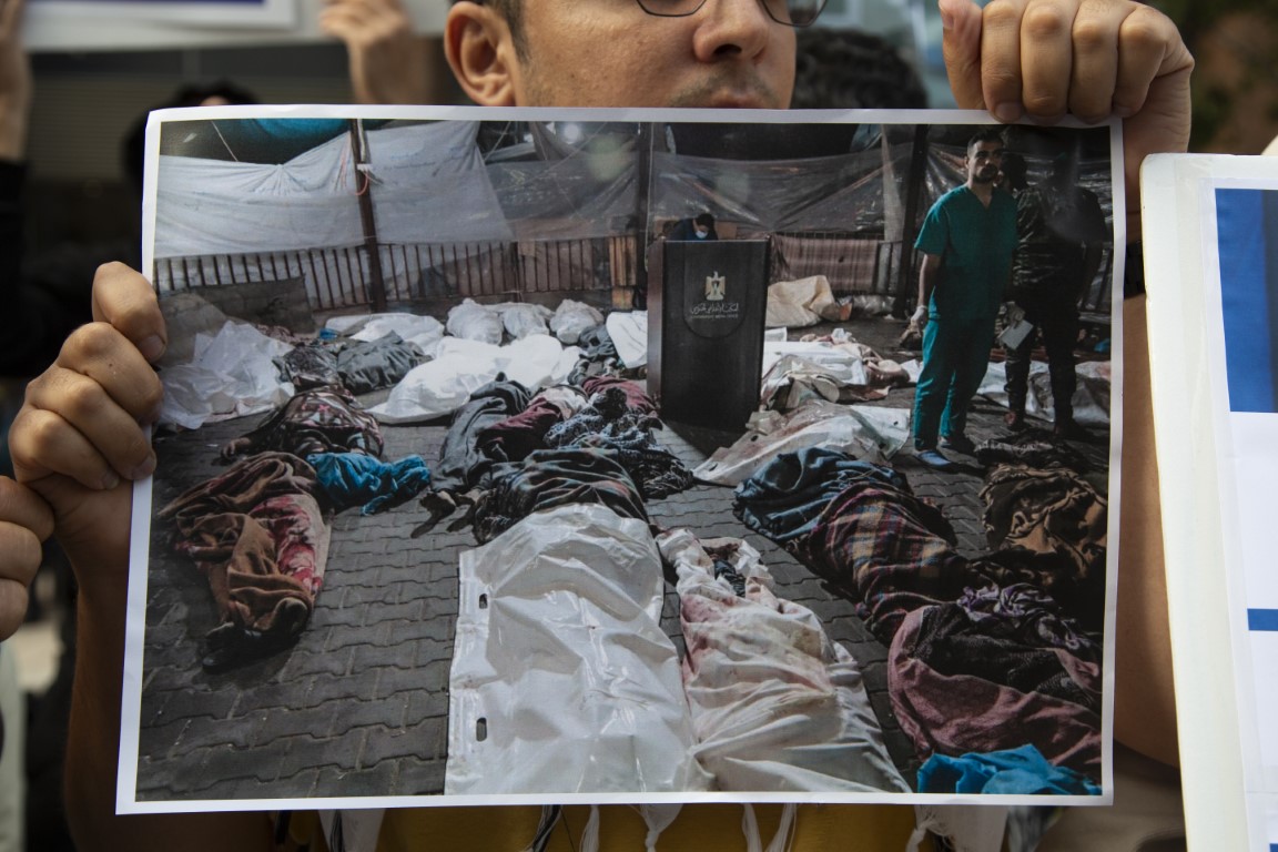 Batı medyası Gazze'deki hastane saldırısına 'patlama' dedi