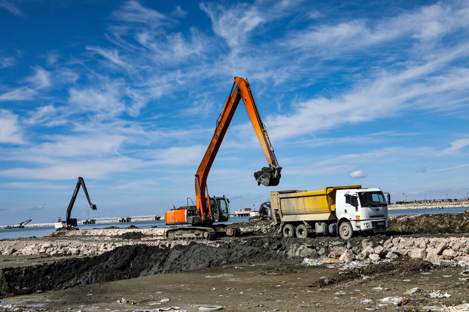 Van Gölü’nden 1 milyon 365 bin metreküp çamur çıkarıldı