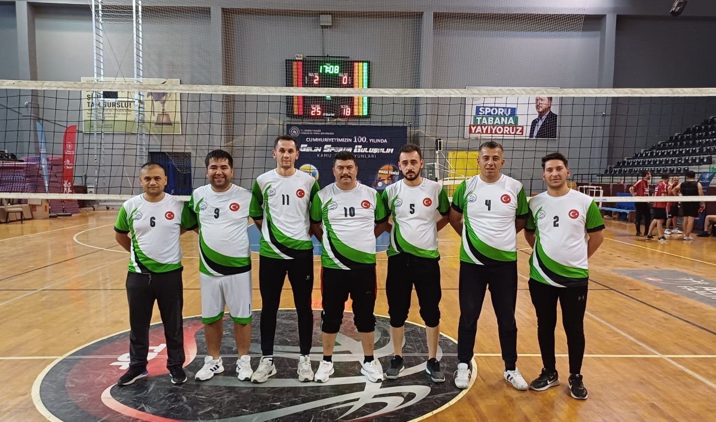 Çameli Voleybol Takımı kupayı Başkan Arslan’a takdim etti