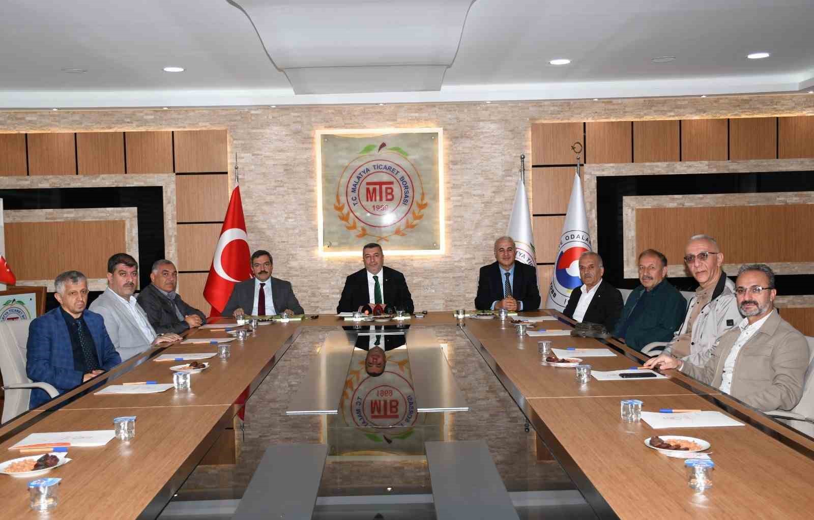 Ödül alan ‘Malatya Kayısısı’ kitabında emeği geçenlere plaket