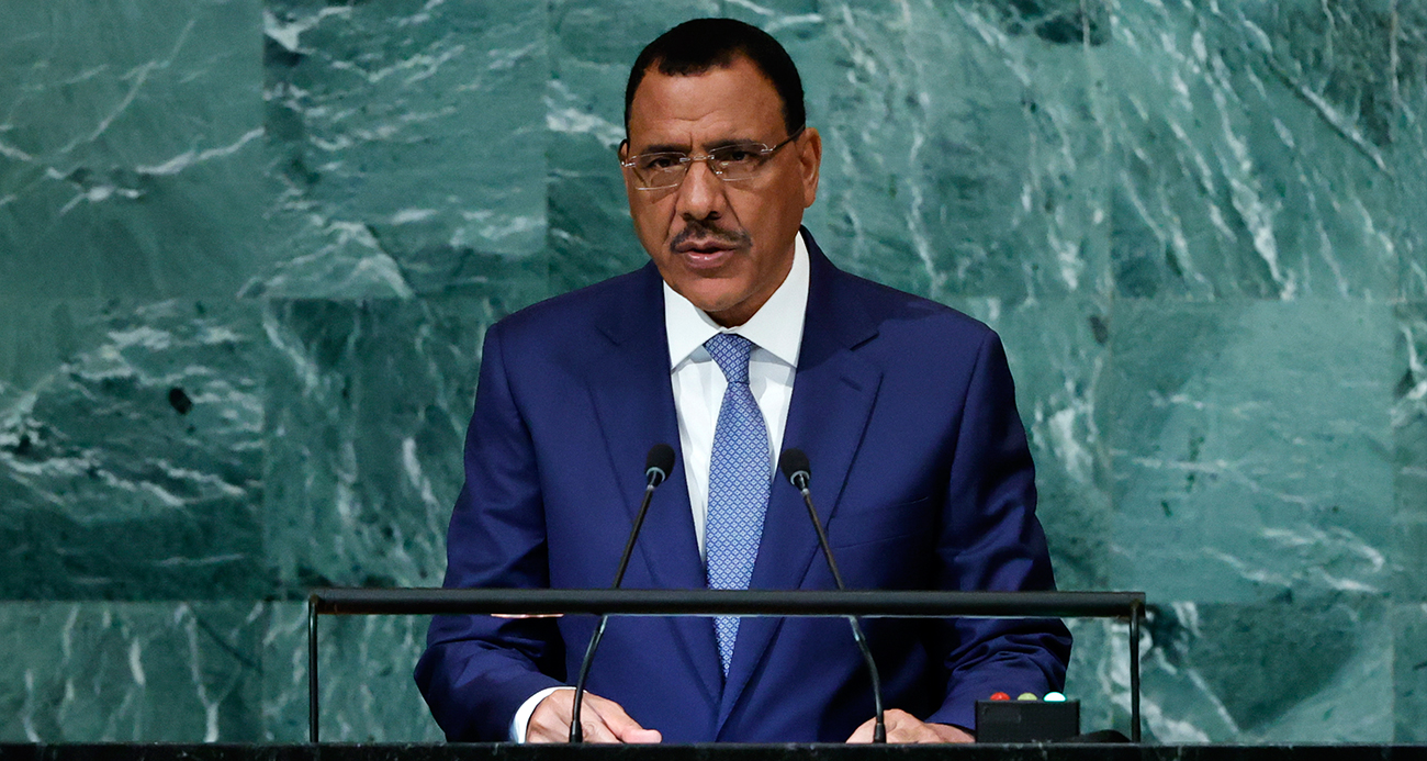 Nijer’de alıkonulan devrik lider Bazoum’un kaçma girişimi engellendi