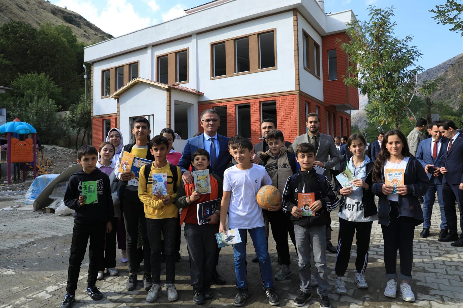 Vali Balcı Çatak ilçesini ziyaret etti