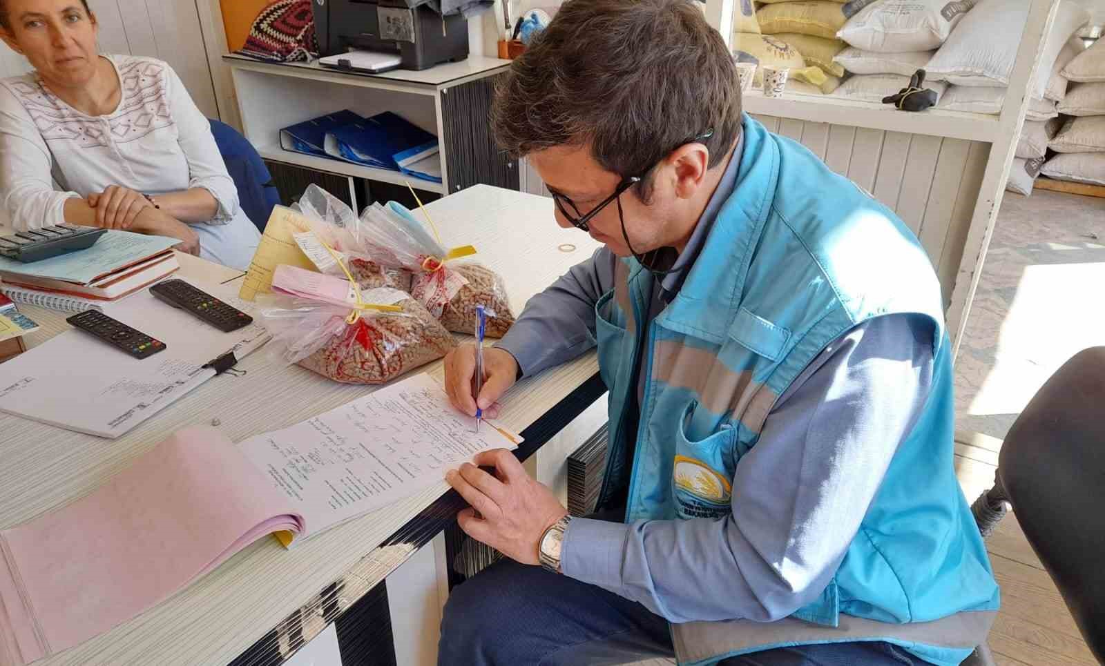 Simav’da yem bayilerinden analiz için numune alındı