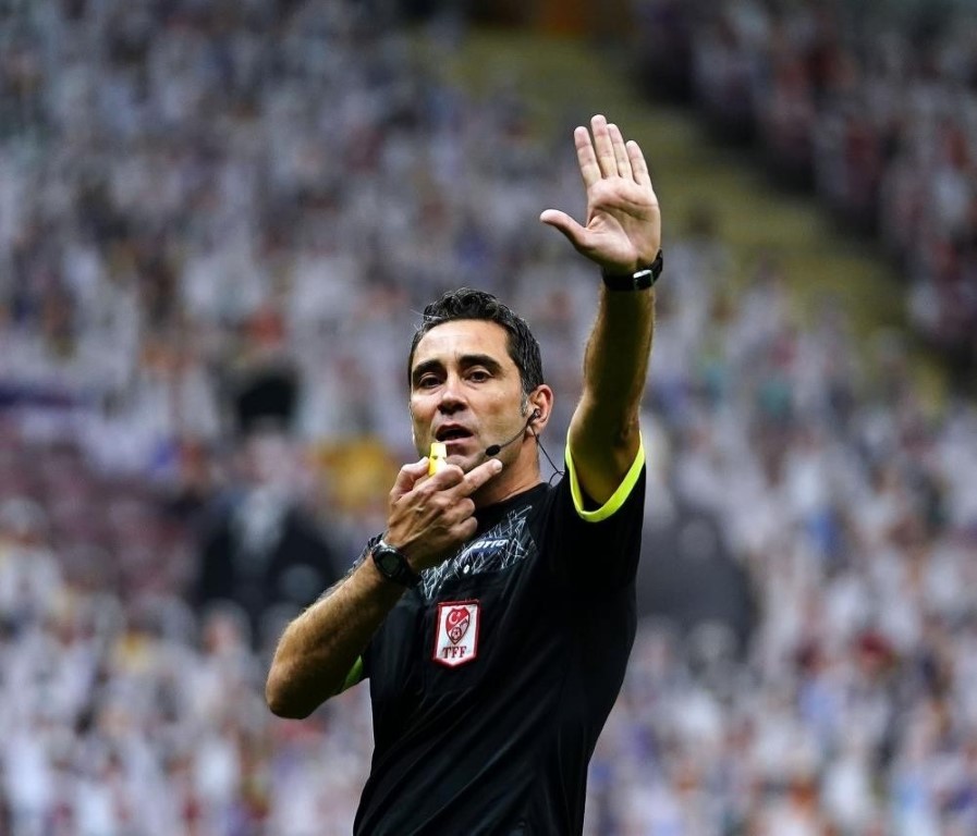 Süper Lig’de sahada Ümit Öztürk, VAR odasında Koray Gençerler