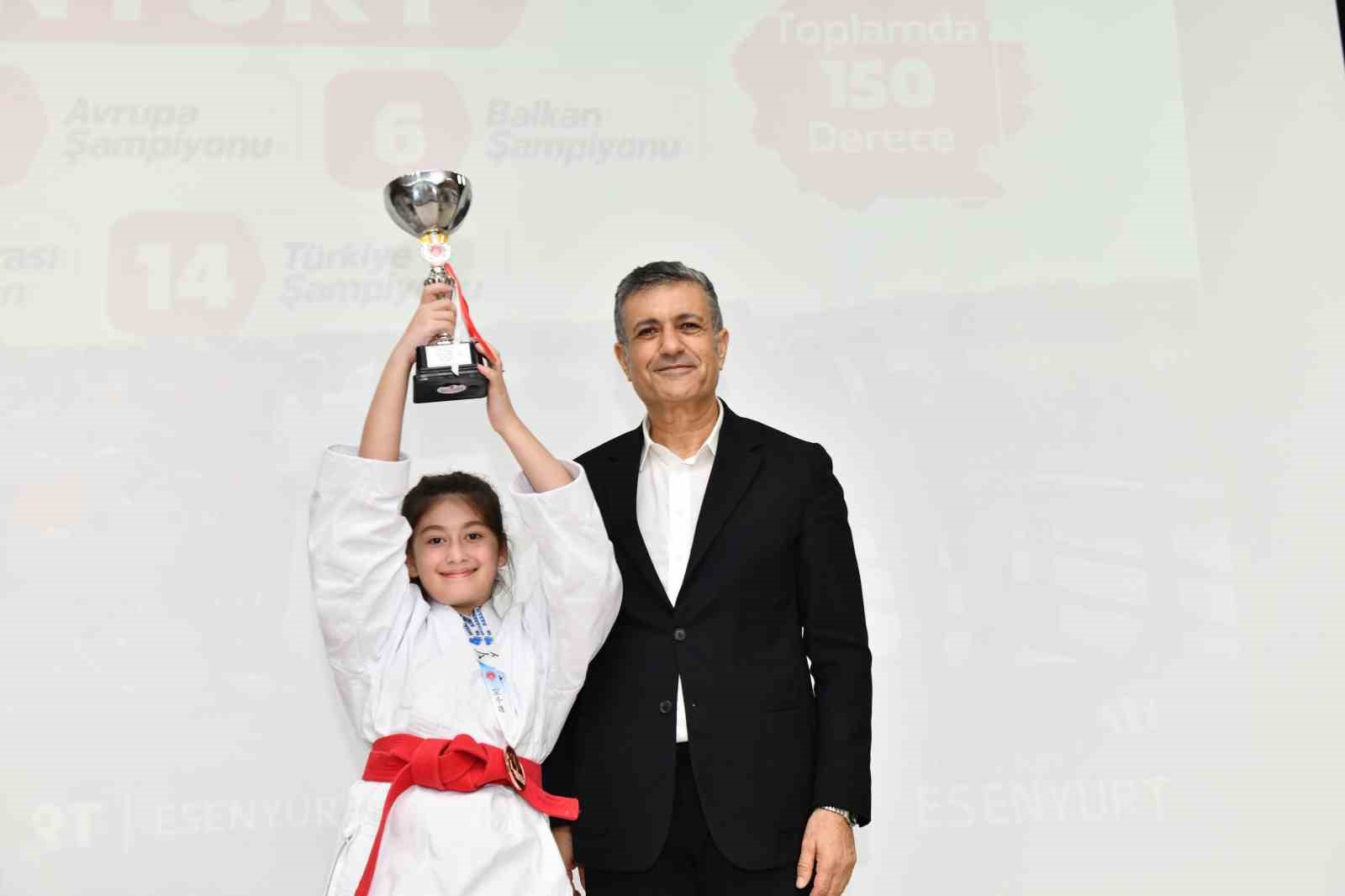 Esenyurt’ta ulusal ve uluslararası müsabakalarda dereceye giren sporculara ödülleri verildi