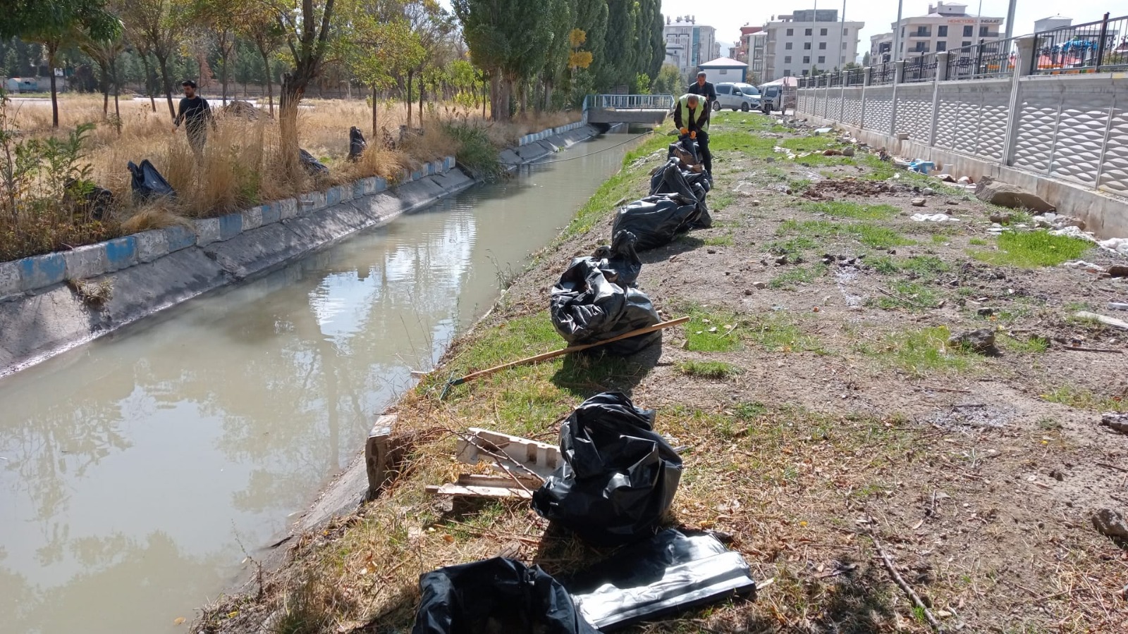 Tarihi Şamran Kanalı çöplerden temizlendi