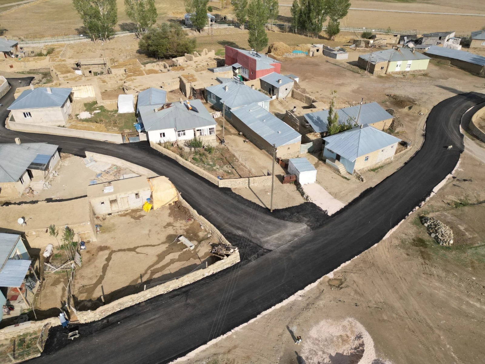 Gürpınar Belediyesi kırsal mahalleri asfaltlıyor