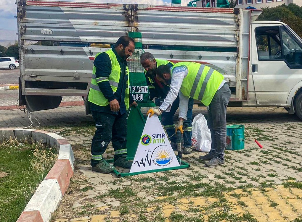 GEVAŞ VE ERCİŞ İLÇELERİNE ATIK PLASTİK KUTULARI BIRAKILDI