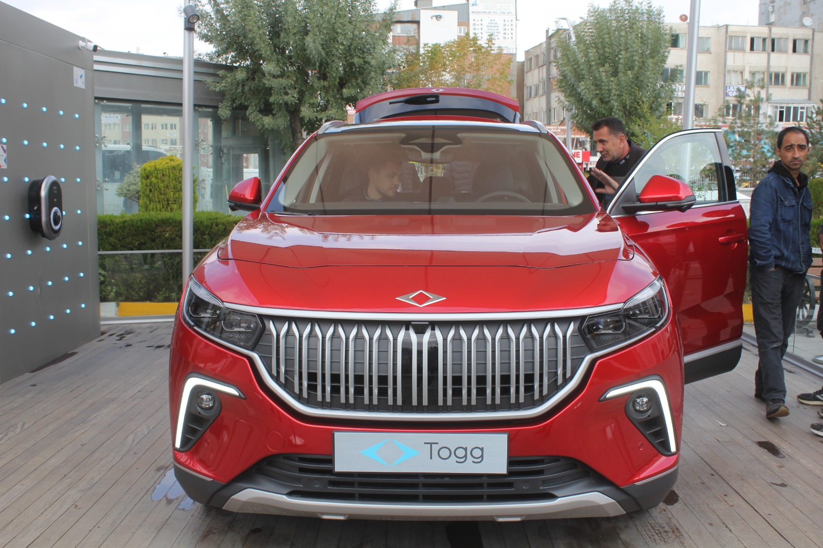 Van’da kurulan “Togg Mobil Deneyim Merkezi” heyecanla karşılandı