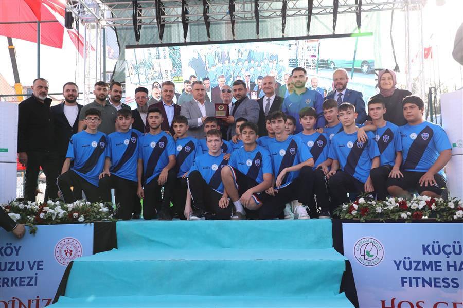 Küçükköy Yüzme Havuzu ve Fitness Merkezi hizmete açıldı