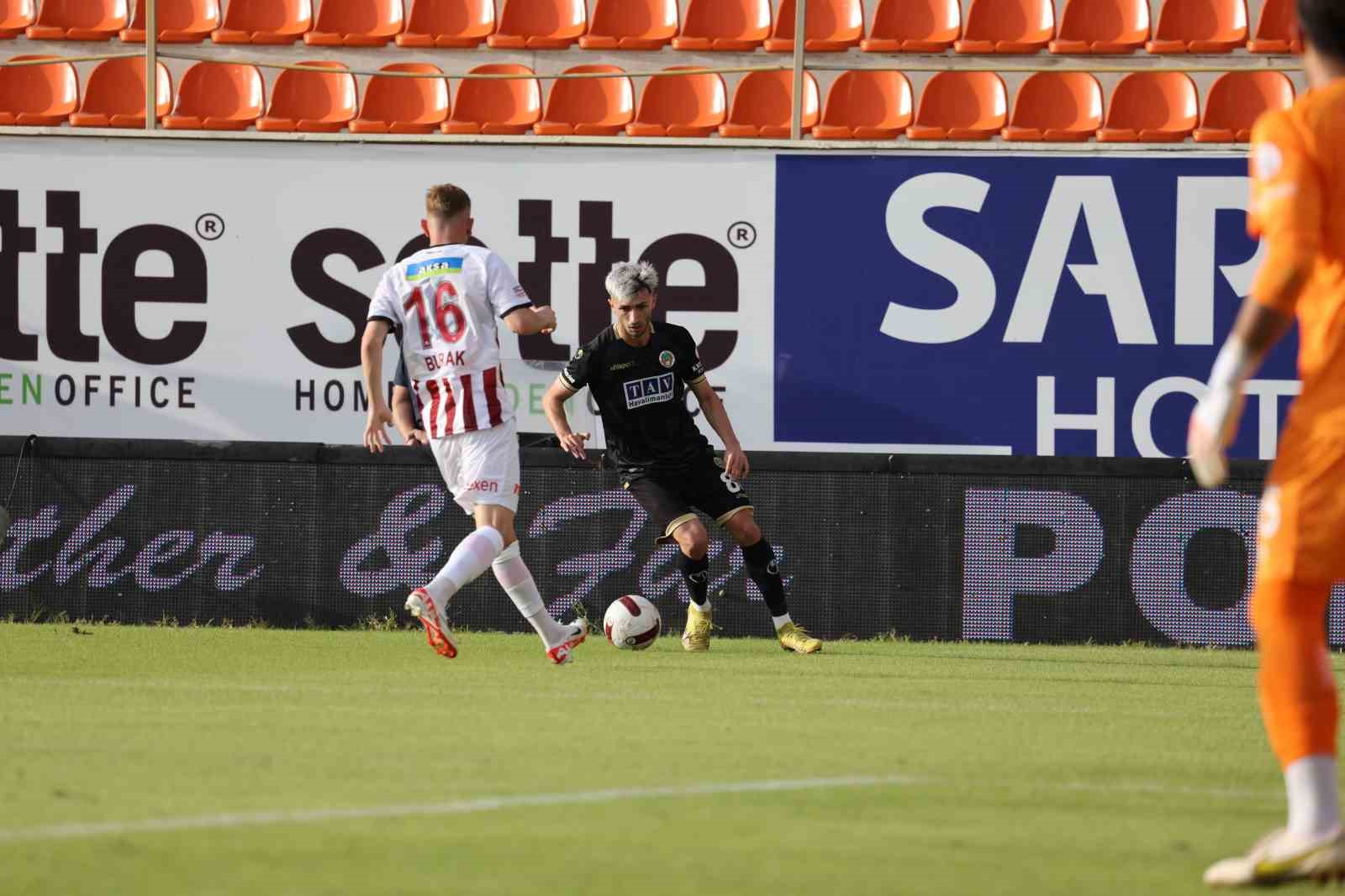 Trendyol Süper Lig: Alanyaspor: 0 - Sivasspor: 0 (İlk yarı)