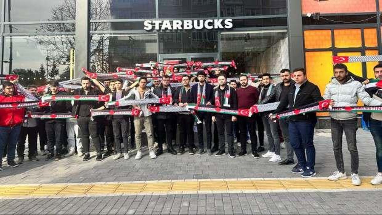 AK Partili gençlerden İsrail destekçisi Starbucks’ta “yer kapatma” eylemi: Say Stop