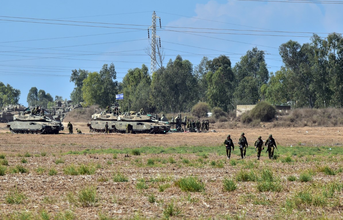 İsrail tankları, kara harekatı için Gazze sınırında bekliyor